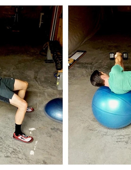 Les rotations en décubitus dorsal sur une balle nécessitent un engagement des fessiers et des ischio-jambiers tout au long de la rotation abdominale - engager plusieurs groupes musculaires dans des mouvements multiplanaires est un gain de temps considérable