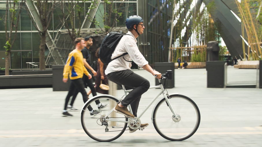 Homme faisant du vélo de ville à l'aide du kit de conversion de vélo électrique Swytch