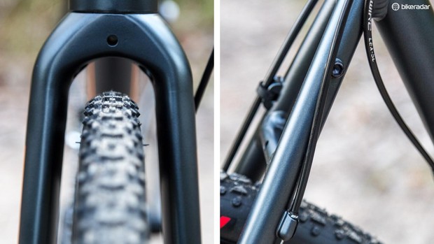 Les supports de porte-bagages et les pneus à crampons permettent aux vélos de cross d'être extrêmement polyvalents