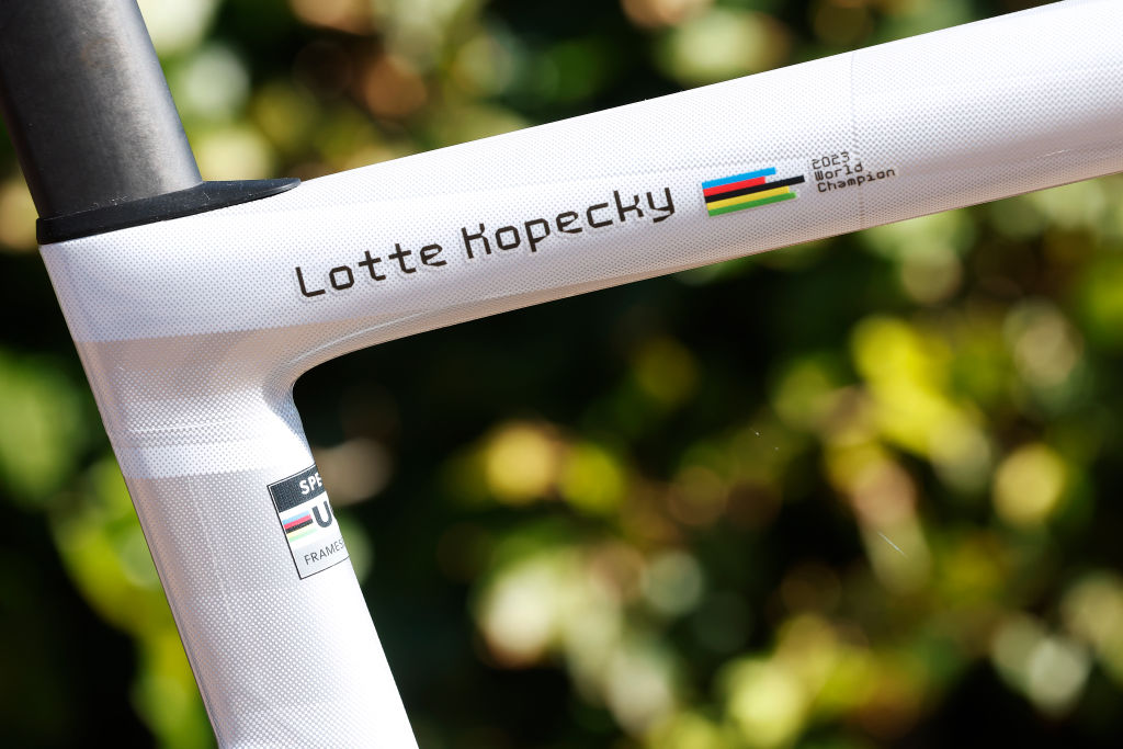 Vue détaillée de la customisation de Lotte Kopecky (SD Worx), championne du monde de vélo spécialisé, avant le Simac Ladies Tour 2023