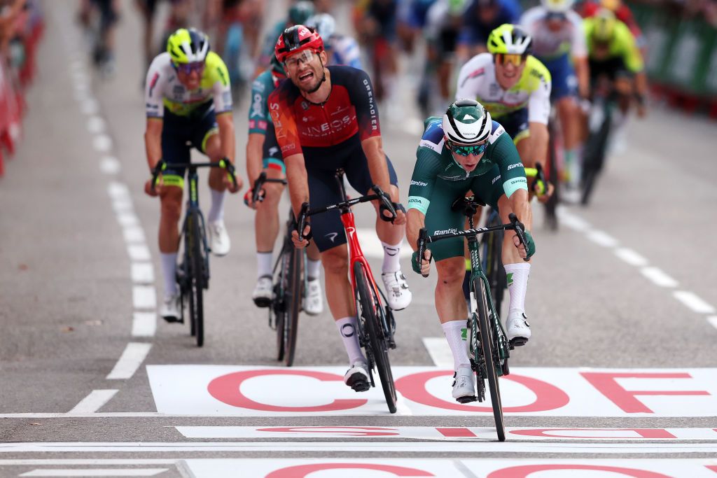 Kaden Groves (Alpecin-Deceuninck) wins thrilling stage 21 ahead of Filippo Ganna (Ineos Grenadiers)