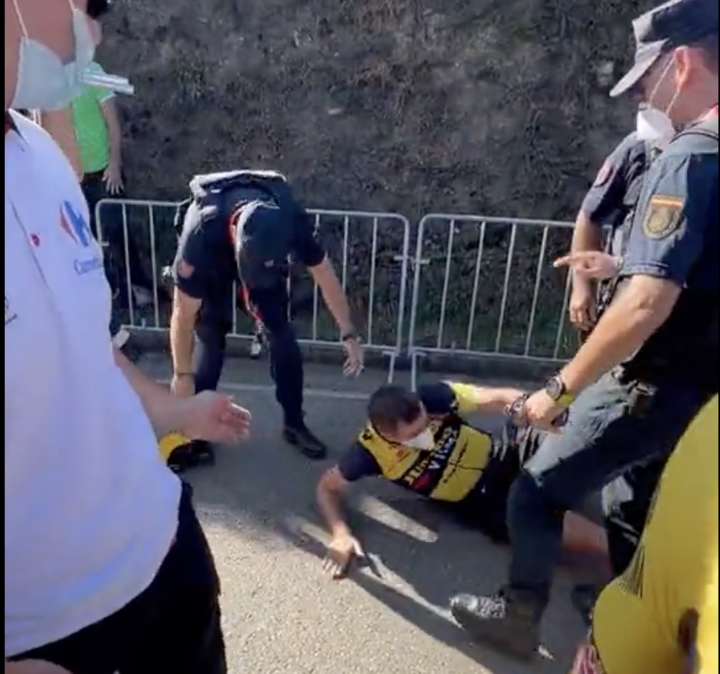 Jumbo-VismaPolice tackle a Jumbo-Visma staffer at the Vuelta a España