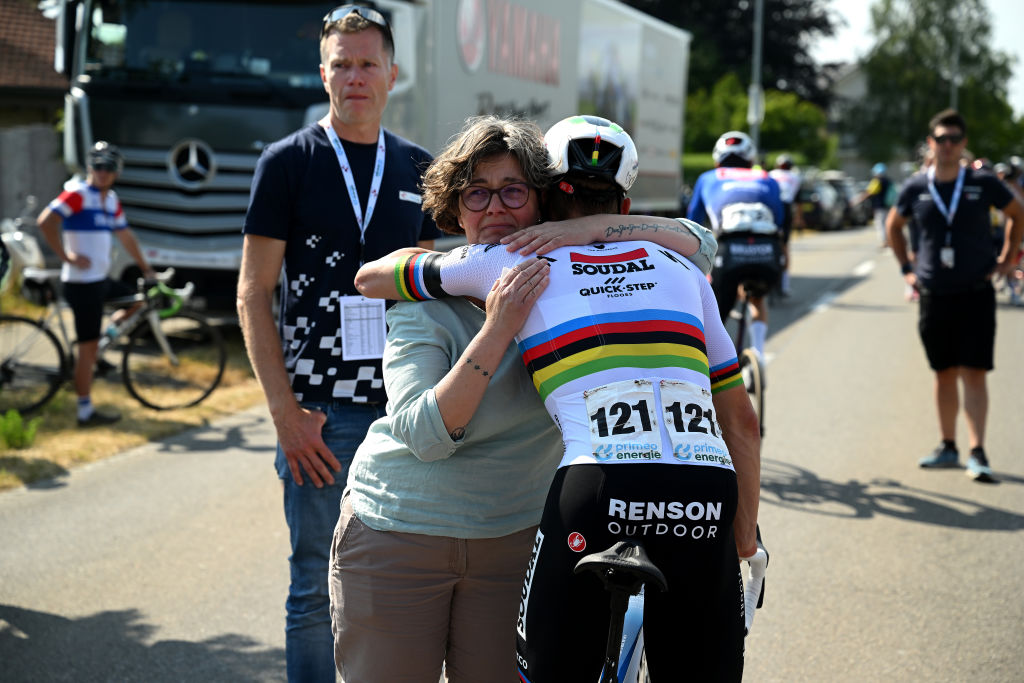 OBERWILLIELI SUISSE 16 JUIN La mère de Gino Mder, Sandra Mder, reçoit les condoléances de Remco Evenepoel de Belgique et de l'équipe Soudal QuickStep lors du Gino Memorial Ride après l'annulation de l'étape 6 en raison du décès de Gino Mder de Suisse et de l'équipe Bahreïn Victorious après l'accident subi en étape d'hier UCIWT le 16 juin 2023 à OberwilLieli Suisse Photo de Dario BelingheriGetty Images