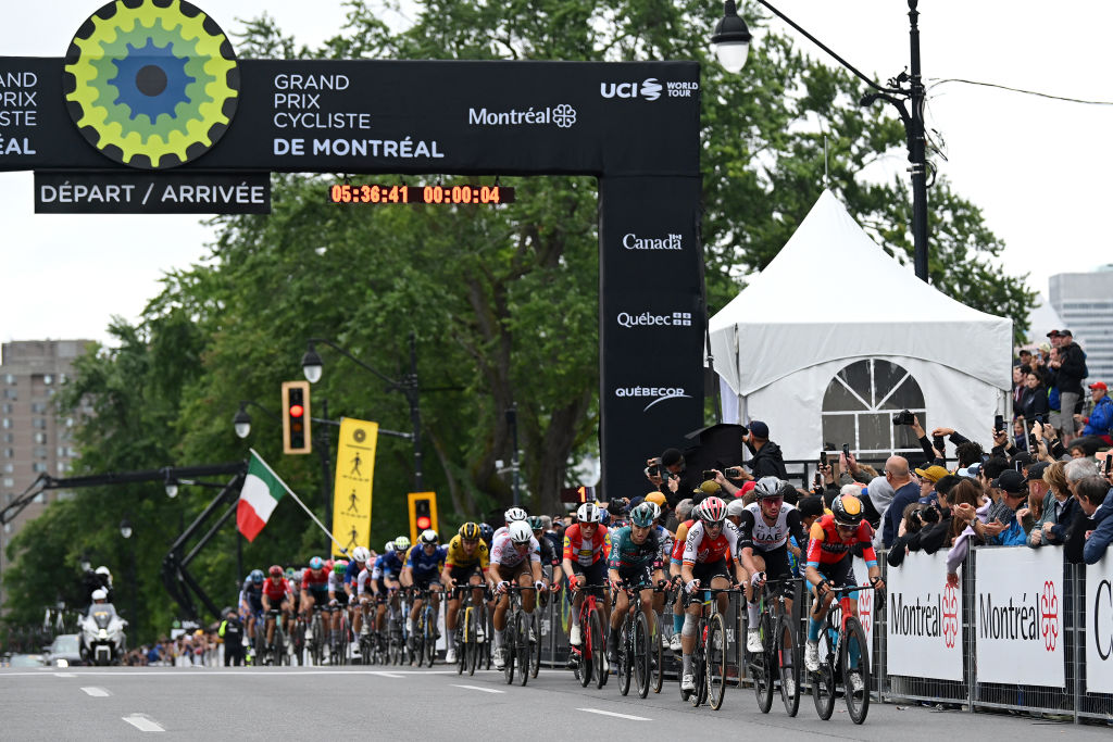 MONTRÉAL QUÉBEC 10 SEPTEMBRE Une vue générale du peloton en compétition lors du 12e Grand Prix Cycliste de Montréal 2023, une course d'une journée de 2214 km de Montréal à Montréal UCIWT le 10 septembre 2023 à Montréal Québec Photo de Dario BelingheriGetty Images