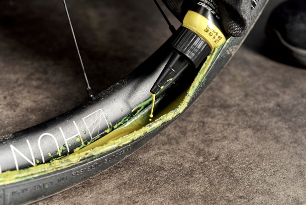 Le produit d'étanchéité Pirelli P-Zero est installé dans un pneu Le produit d'étanchéité Pirelli P-Zero est installé dans un pneu