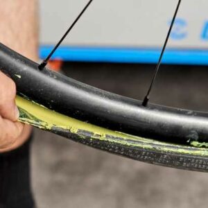 Comment entretenir une configuration de pneu tubeless