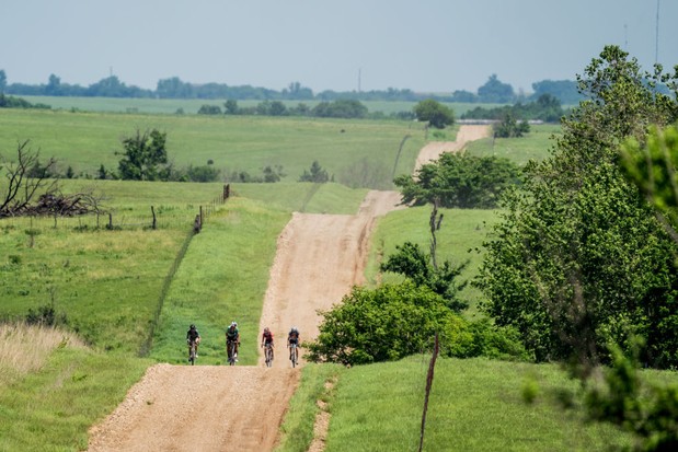 Quatre cyclistes roulent sur Unbound Gravel 2021