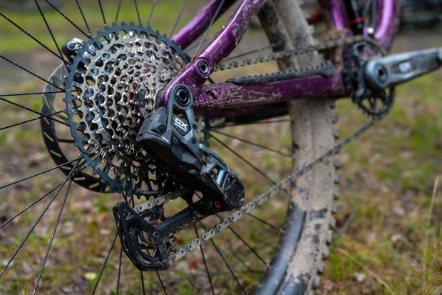 Dérailleur, chaîne, cassette et pédalier SRAM GX Eagle Transmission sur Marin Rift Zone 29XR