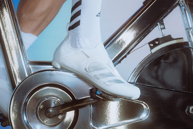 Chaussure de cyclisme Adidas blanche utilisée sur un turbo trainer