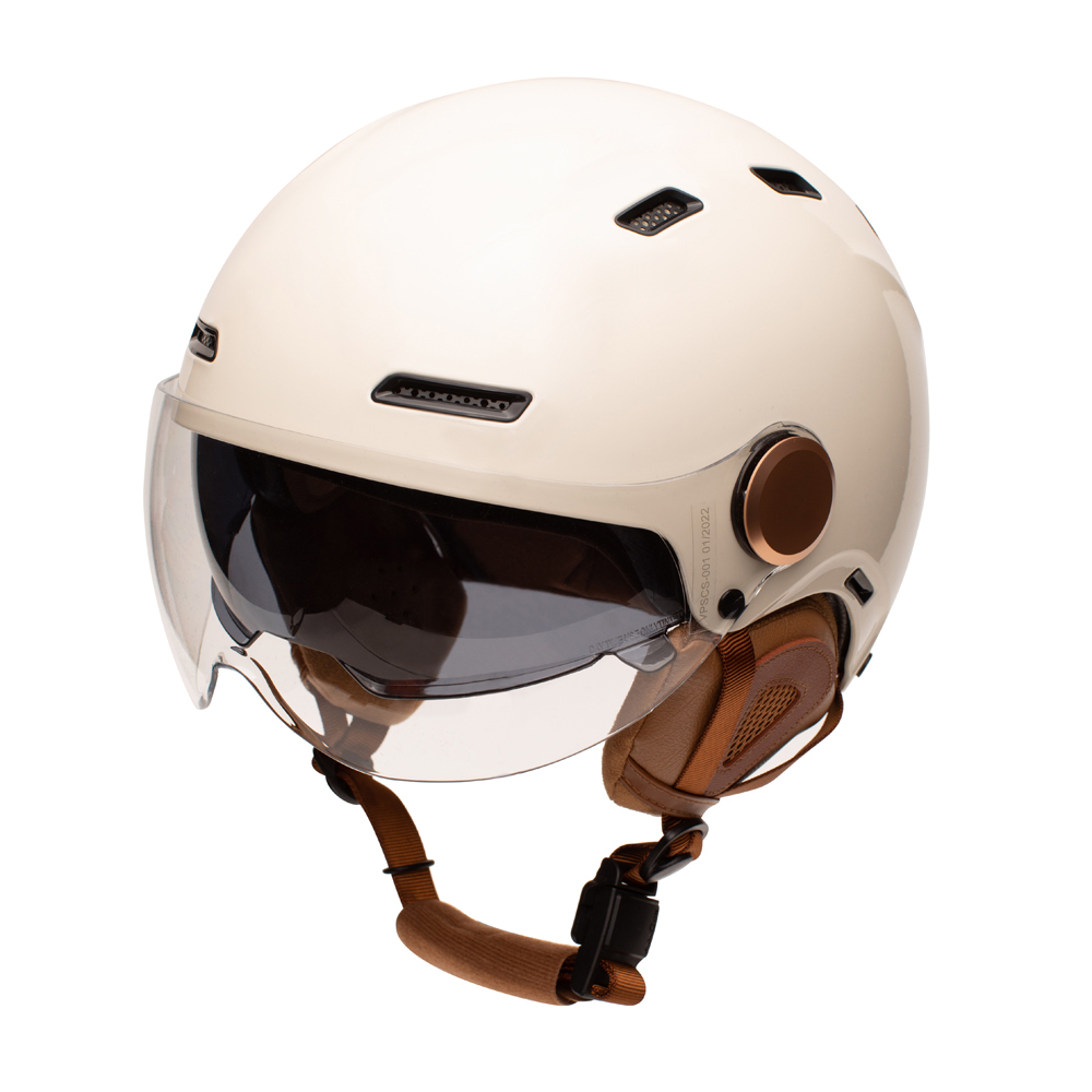 Casque Cadence couleur crème avec visière solaire.