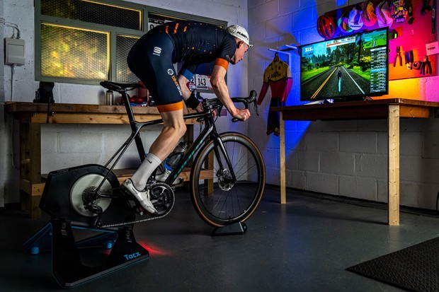 Simon von Bromley de Le Dérailleur utilisant un home trainer intelligent sur Zwift