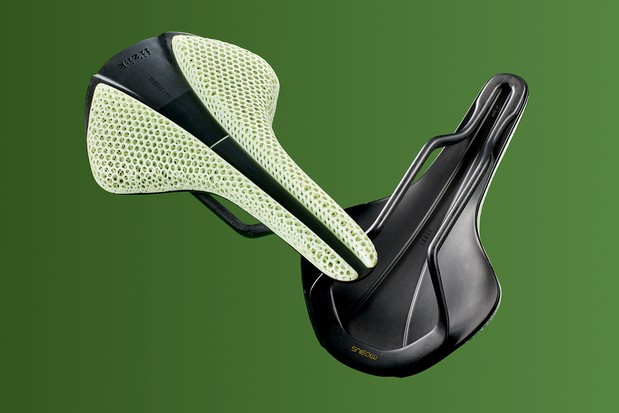Selle adaptative Fizik Antares Versus Evo 00 La selle de route adaptative Fizik Antares Versus Evo 00 a une tige imprimée en 3D
