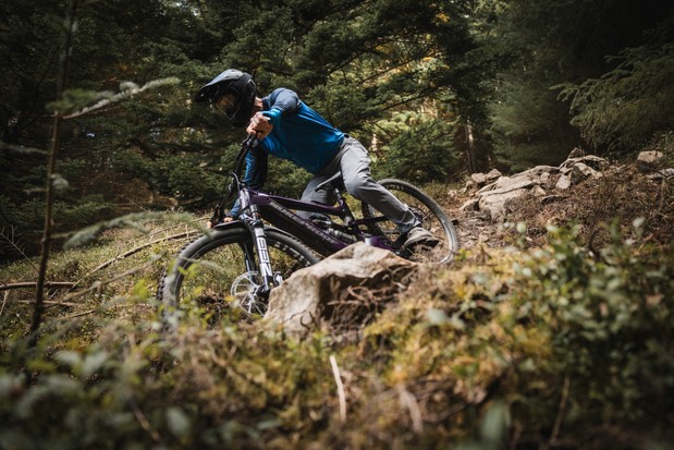 Moteur de vélo de montagne électrique SRAM Eagle Powertrain monté sur un eMTB enduro Nukeproof Megawatt monté par Alex Evans, rédacteur technique principal de Le Dérailleur sur une piste de vélo de montagne à Golfie, aux frontières écossaises, au Royaume-Uni.