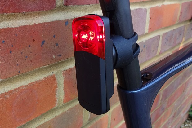 Feu arrière radar Bryton Gardia R300L - 01 Feu arrière radar Bryton Gardia R300L pour vélos de route