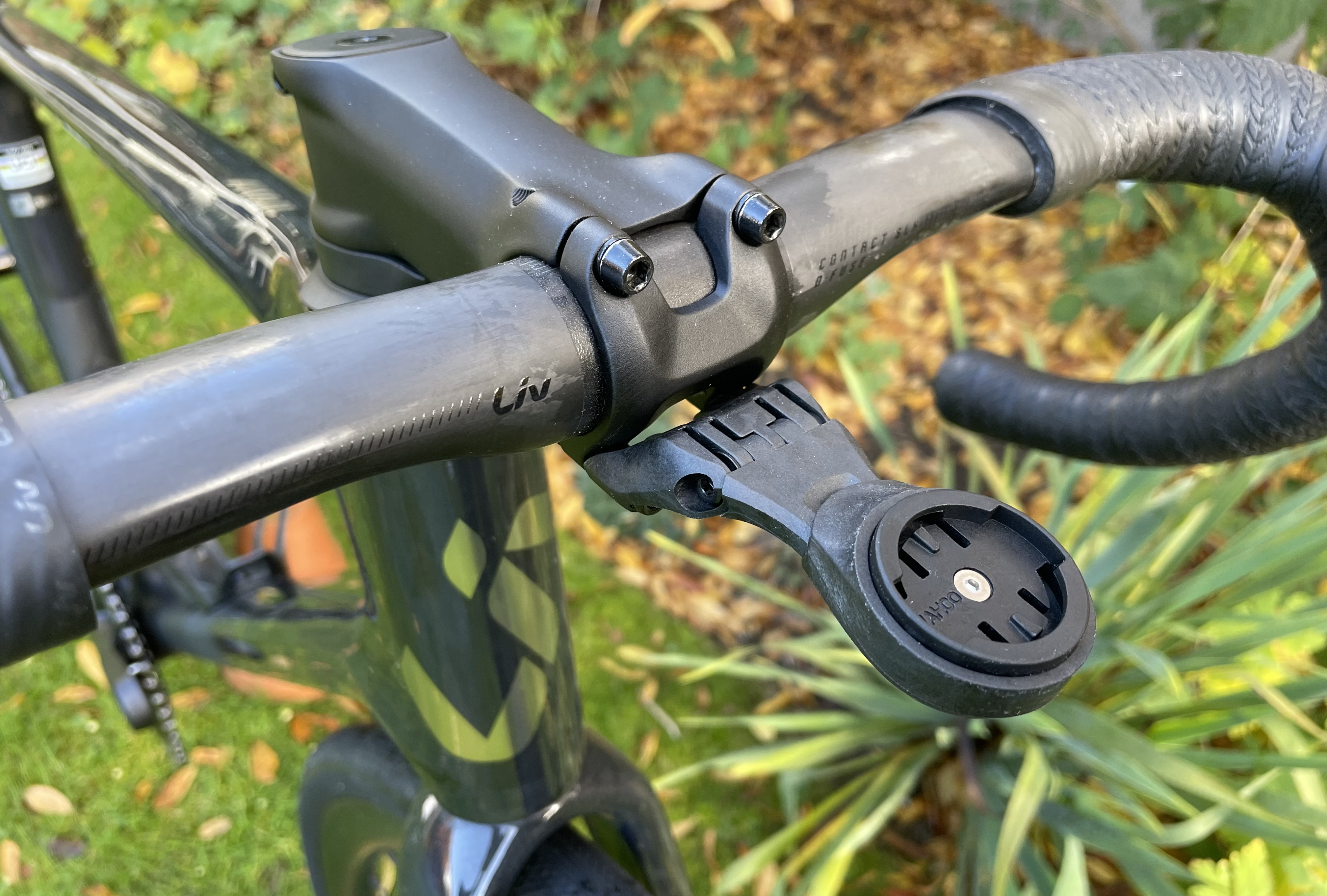 Guidon Liv Avail Advanced Pro 0 2024 avec un gros plan du support d'ordinateur réglable