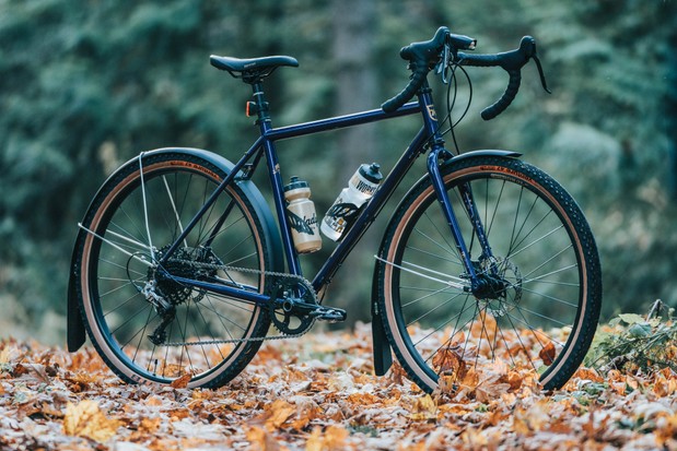 Garde-boue en métal Portland Design Works sur un vélo de gravier Kona en acier