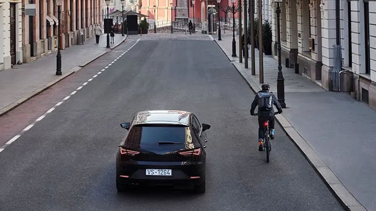 A cyclist using a Garmin Varia radar is overtaken by a car