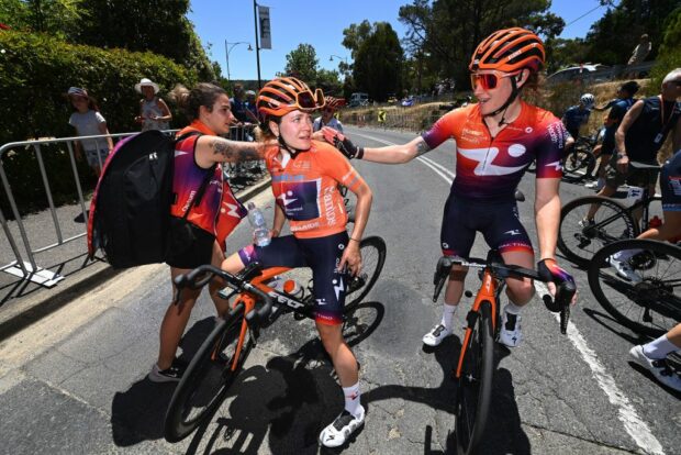 Daria Pikulik (on left in 2023 Tour Down Under leader