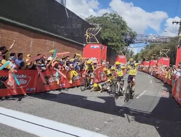 Les célébrations de la victoire de la Vuelta et du Guatemala se terminent par un crash sur la ligne d'arrivée – Vidéo