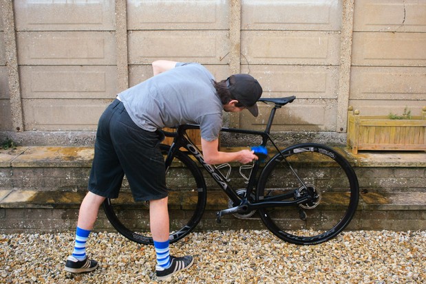 Brosser un vélo sale