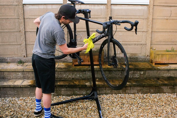 Cirer un vélo après l'avoir nettoyé