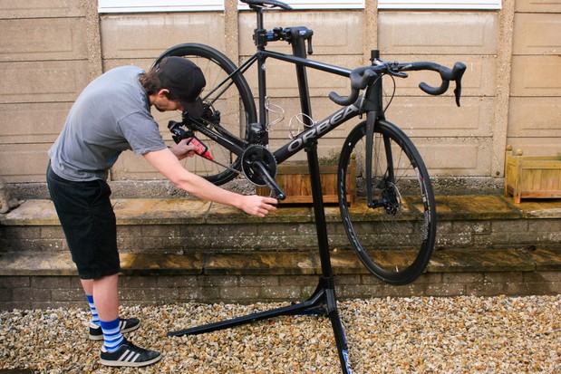 Lubrifier une chaîne sur un vélo