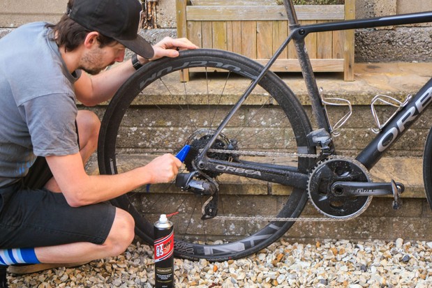 Nettoyer la transmission d'un vélo