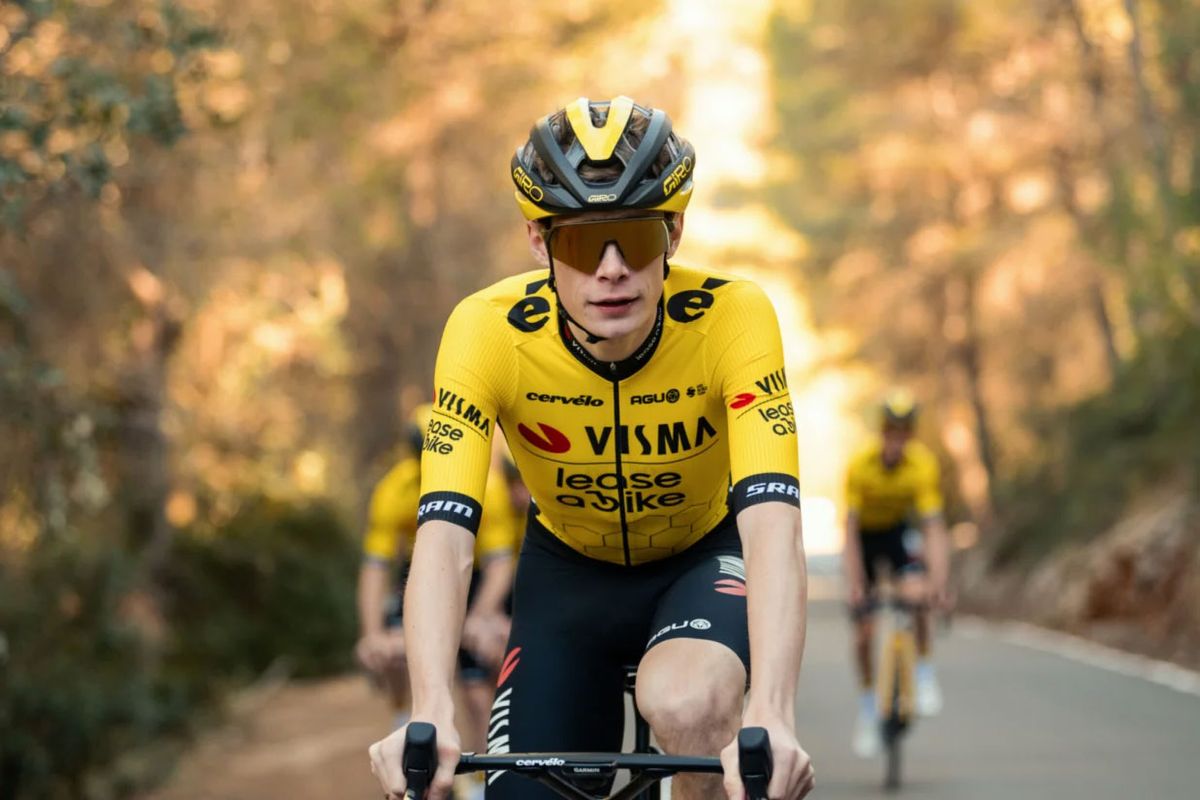 Jonas Vingegaard models the 2024 Visma-Lease a Bike kit