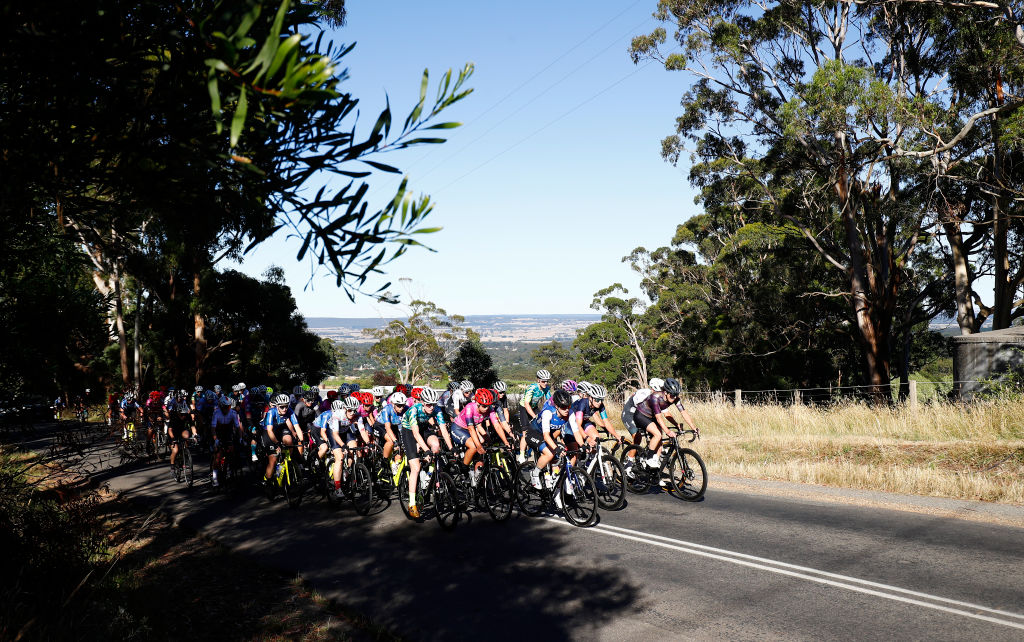 BUNINYONG AUSTRALIE 16 JANVIER Une vue générale du peloton en compétition lors des Championnats nationaux australiens de cyclisme 2022 Womens U23 et Elite Road Race, une course de 1044 km de Buninyong à Buninyong AusCyclingAus le 16 janvier 2022 à Buninyong Australie Photo de Con ChronisGetty Images