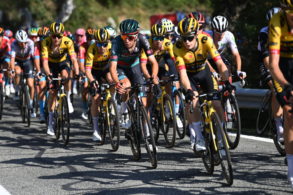 Cian Uijtdebroeks roule aux côtés de ses futurs coéquipiers potentiels du Jumbo-Visma lors de la Vuelta a España 2023