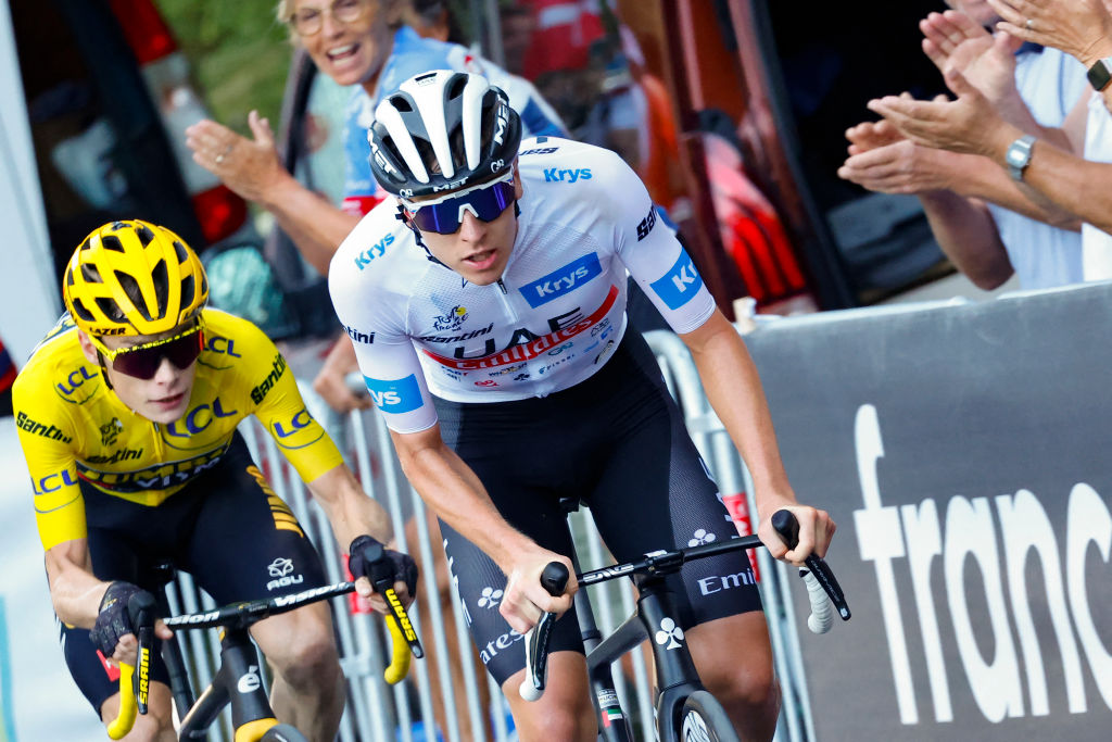 Le coureur slovène Tadej Pogacar de l'UAE Team Emirates porte le maillot blanc du meilleur jeune devant le danois Jonas Vingegaard de Jumbo-Visma qui porte le maillot jaune de leader du classement général lors de l'ascension finale de Saint-Gervais-les-Bains dans les derniers kilomètres de la 15e. étape de la 110e édition de la course cycliste Tour de France, 179 km entre Les Gets Les Portes du Soleil et Saint-Gervais Mont-Blanc, dans les Alpes françaises, le 16 juillet 2023. (Photo d'Etienne GARNIER/POOL/AFP )