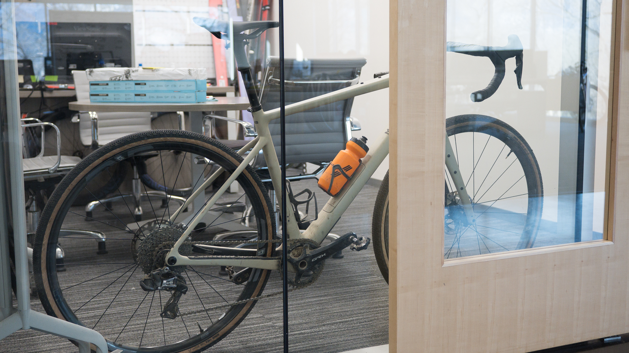 Enve MOG appuyé contre le mur dans un bureau