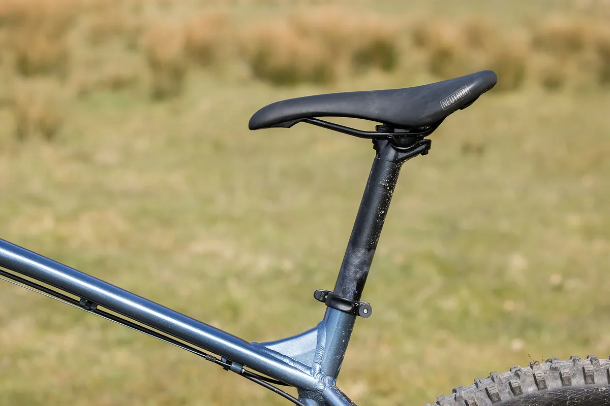 Selle Nukeproof Neutron sur le VTT semi-rigide Vitus Sentier 27