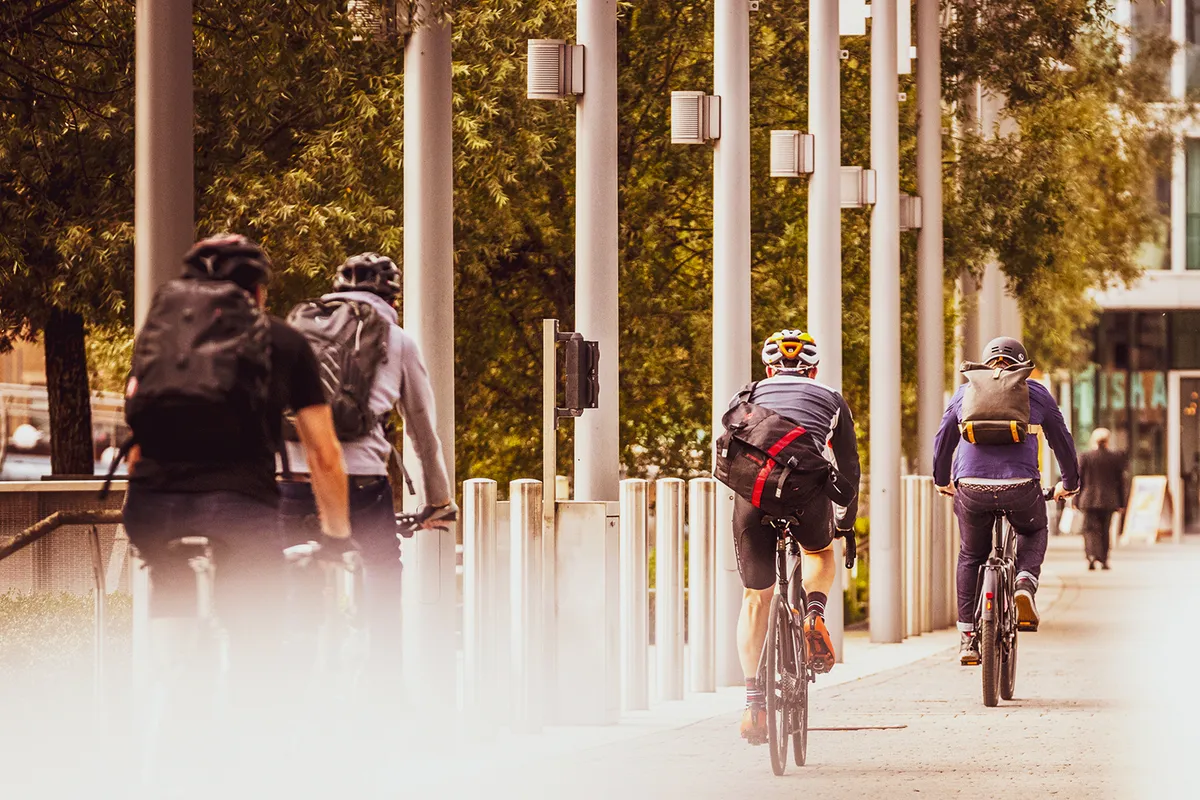 Groupe de cyclistes se rendant au travail