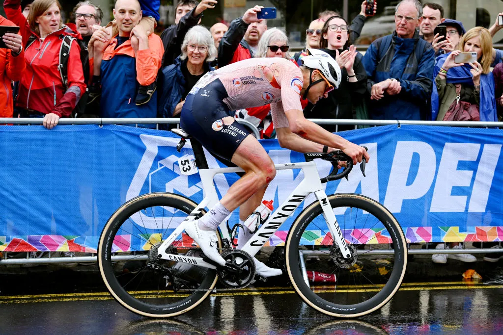 GLASGOW, ÉCOSSE - 06 AOÛT : Mathieu Van Der Poel, des Pays-Bas, participe à l'échappée blessée après des accidents lors des 96e Championnats du Monde de Cyclisme UCI Glasgow 2023, Men Elite Road Race, une course d'une journée de 271,1 km d'Édimbourg à Glasgow / #UCIWT / on Le 6 août 2023 à Glasgow, en Écosse.  (Photo de Dario Belingheri/Getty Images)