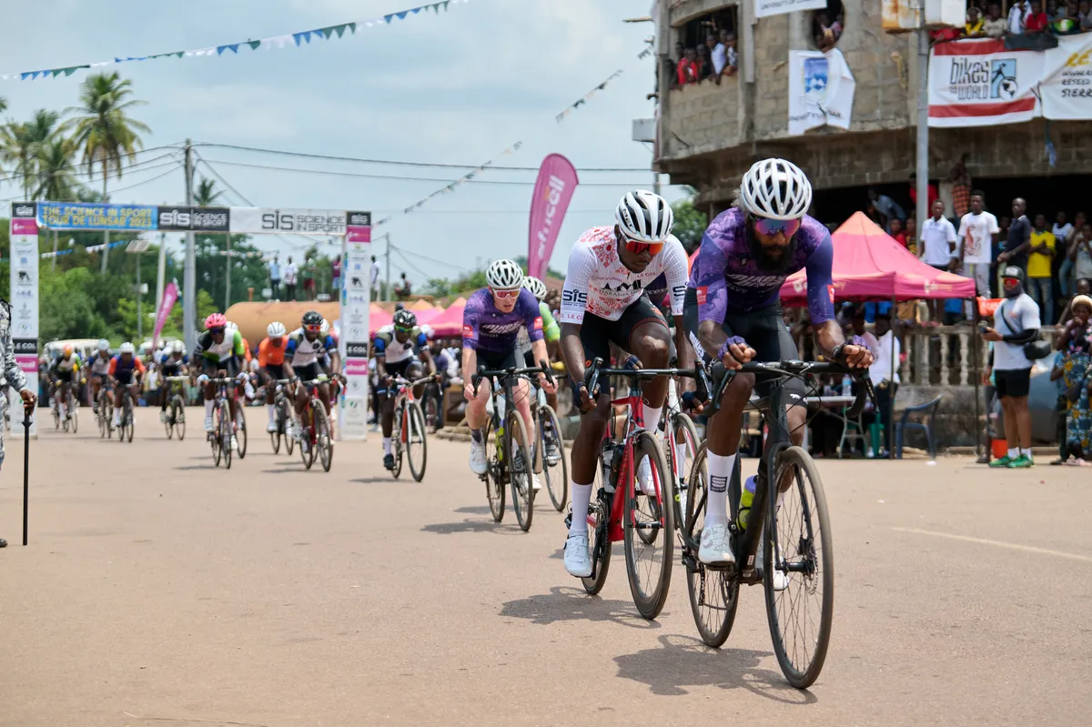 Une galerie technique du Tour De Lunsar, en Sierra Leone, du 26 au 30 avril 2023, Nate Mesmer de l'équipe américaine Mike's Bikes a mené une échappée lors de la quatrième étape.  Les deux pilotes Mikes Bikes ont fait don des vélos Cannondale à l'équipe cycliste Lunsar après la course.  La Fondation Mike Bike aide à faciliter les dons de vélos des États-Unis à la Sierra Leone.  Ils travaillent avec des magasins de vélos partenaires en Sierra Leone qui financent l'expédition des vélos.  Mikes Bikes applique une politique stricte en matière de dons.  Les critères auxquels les vélos doivent répondre avant d’être expédiés impliquent une valeur marchande supérieure à 50 $.  Les partenaires en Sierra Leone vendent les vélos et/ou utilisent les pièces des vélos et réalisent des bénéfices sur les ventes qui paient les salaires, aident à diriger les équipes de course et financent de nouveaux projets liés au cyclisme.  Il existe d'autres organisations qui proposent des programmes similaires.  Working Bikes à Chicago, Village Bicycle Project à Salt Lake City, Mikes Bikes en Californie et Re-Cycle au Royaume-Uni.