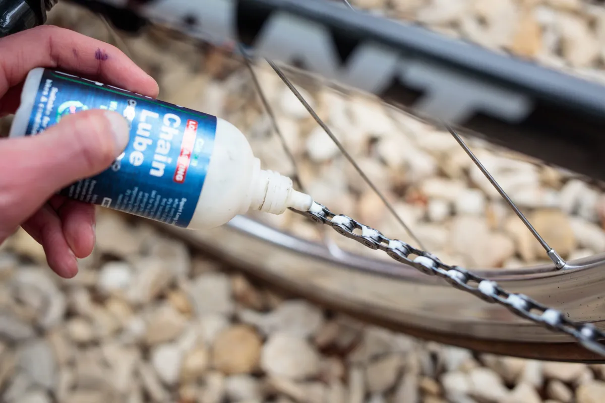 Guide d'achat d'un lubrifiant pour chaîne : quel est le meilleur lubrifiant pour chaîne pour votre vélo ?