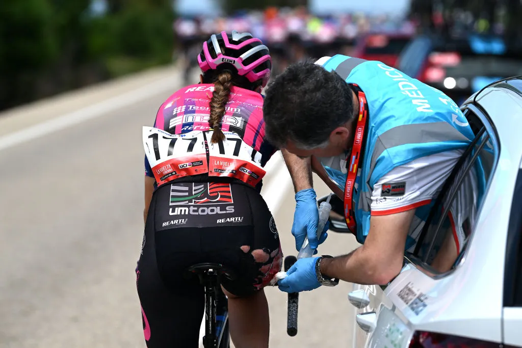 GUADALAJARA, ESPAGNE - 04 MAI : L'Italienne Letizia Brufani et l'équipe Bepink assistées par la voiture médicale après avoir été impliquées dans un accident lors de la 9e La Vuelta Femenina 2023, étape 4, une étape de 133,1 km de Cuenca à Guadalajara / #UCIWWT / le 04 mai , 2023 à Guadalajara, Espagne.  (Photo de Dario Belingheri/Getty Images)