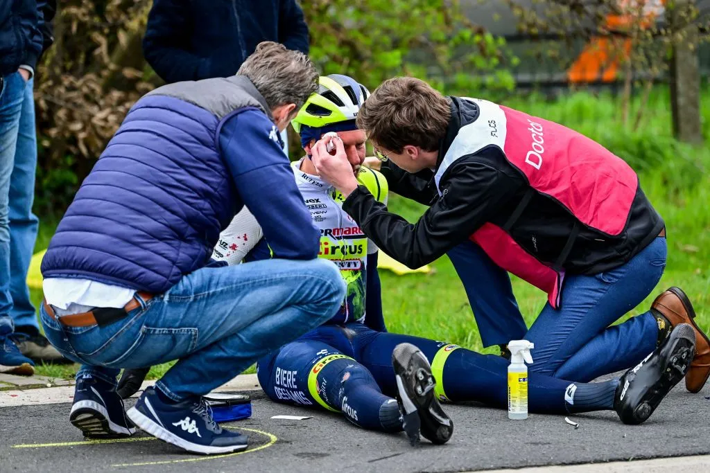 Le Néerlandais Taco van der Hoorn d'Intermarche-Circus-Wanty reçoit des soins médicaux lors de l'épreuve cycliste masculine d'une journée du Tour des Flandres, 273,4 km de Bruges à Audenarde, le 2 avril 2023. (Photo de DIRK WAEM / Belga / AFP ) / Belgique OUT (Photo de DIRK WAEM/Belga/AFP via Getty Images)