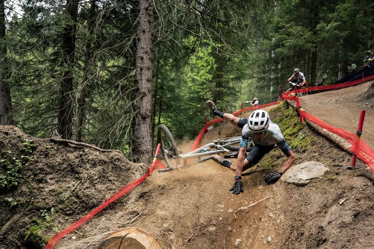 Luca Braidot s'écrase lors de la Coupe du Monde UCI XCO à Lenzerheide, en Suisse, le 11 juin 2023 // Bartek Wolinski / Red Bull Content Pool //