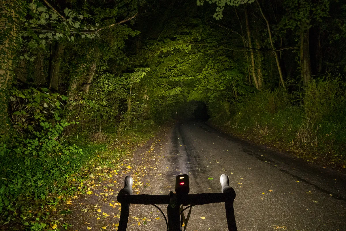 Éclairage avant Ravemen PR1200 pour le cyclisme sur route en action