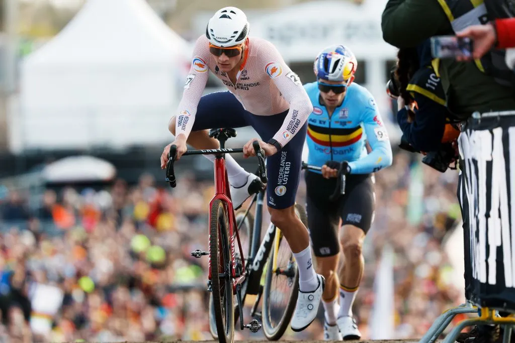 HOOGERHEIDE - Mathieu van der Poel (L) et Wout van Aert (R) en action lors des Championnats du monde de cyclocross dans le Brabant-Septentrional.  ANP BAS CZERWINSKI (Photo par ANP via Getty Images)