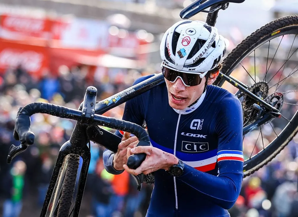 Le coureur masculin épaule le vélo Championnats du Monde Cyclocross UCI, à Hoogerheide, aux Pays-Bas, le dimanche 5 février 2023.