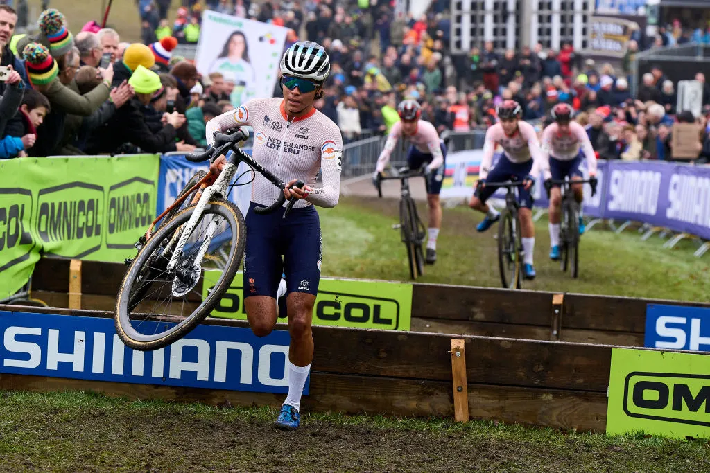 HOOGERHEIDE, PAYS-BAS - 4 FÉVRIER : Ceylin del Carmen Alvarado des pays-Bas lors des Championnats du monde Cycle-Cross - Womens Elite Race le 4 février 2023 à Hoogerheide, pays-Bas