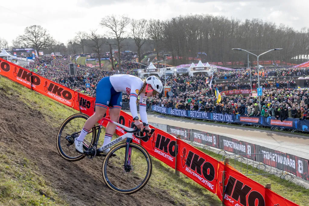 HOOGERHEIDE, PAYS-BAS - 05 FÉVRIER : Zoe Backsted, de la République tchèque, participe aux 74e Championnats du monde Cyclo-Cross 2023 - Femmes U23 le 05 février 2023 à Hoogerheide, Pays-Bas.