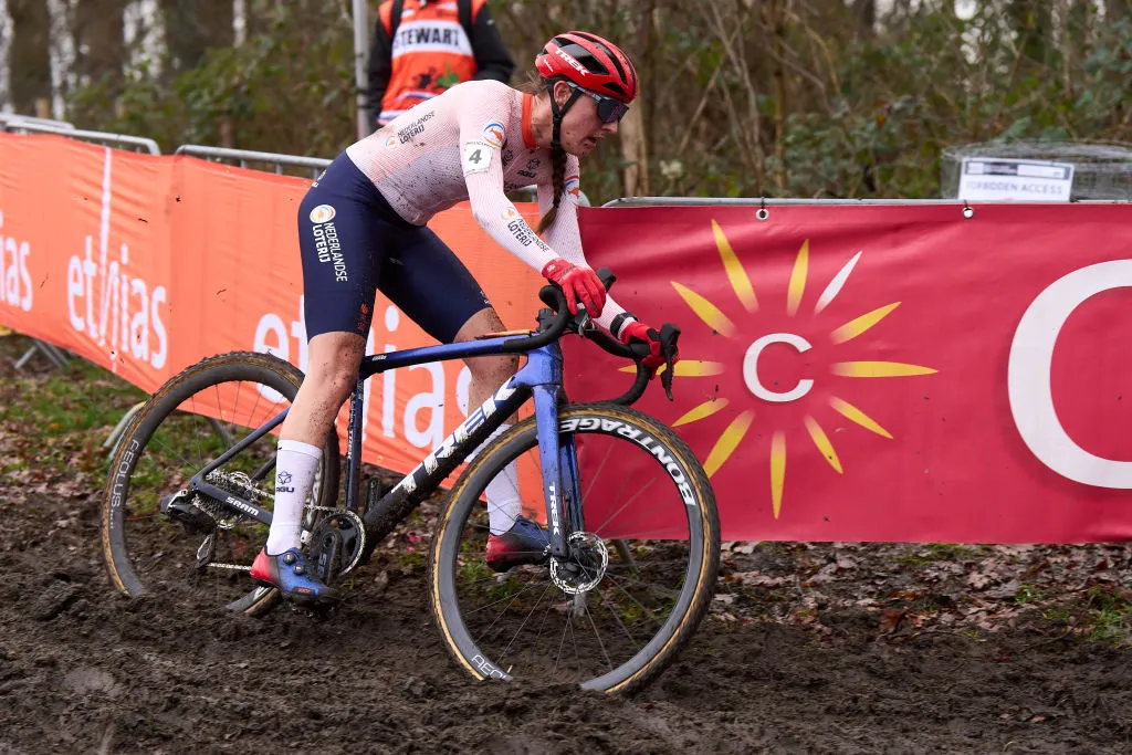 HOOGERHEIDE, PAYS-BAS - 4 FÉVRIER : Lucinda Brand des pays-Bas lors des Championnats du monde Cycle-Cross - Womens Elite Race le 4 février 2023 à Hoogerheide, pays-Bas