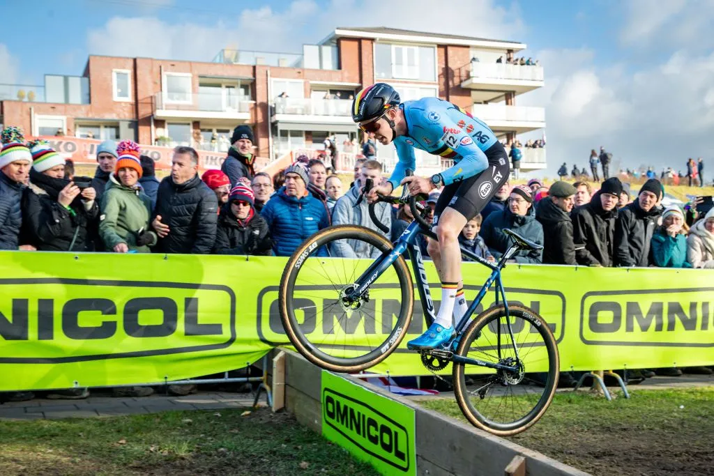 Le Belge Michael Vanthourenhout photographié en action lors de la course Hommes Elite aux Championnats du Monde Cyclocross UCI, à Hoogerheide, aux Pays-Bas, le dimanche 5 février 2023.