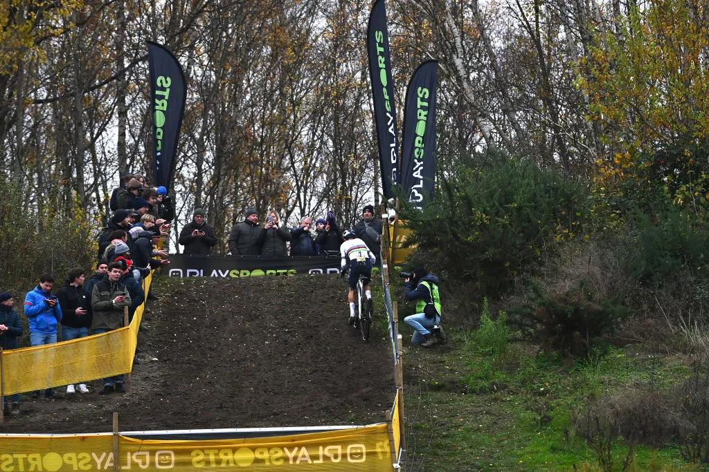 BOOM, BELGIQUE - 03 DÉCEMBRE : Tom Pidcock du Royaume-Uni et l'équipe INEOS Grenadiers participent au 7ème Superprestige Cyclocross Boom 2022 - Men's Elite / #Superprestige2023 / le 03 décembre 2022 à Boom, Belgique.  (Photo de Luc Claessen/Getty Images)