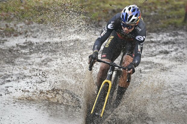 Compétences essentielles du cyclocross et comment les pratiquer