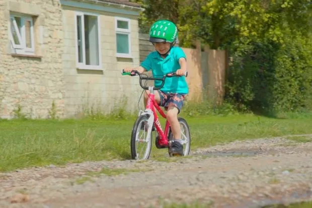 Enfant circulant le long du chemin à vélo